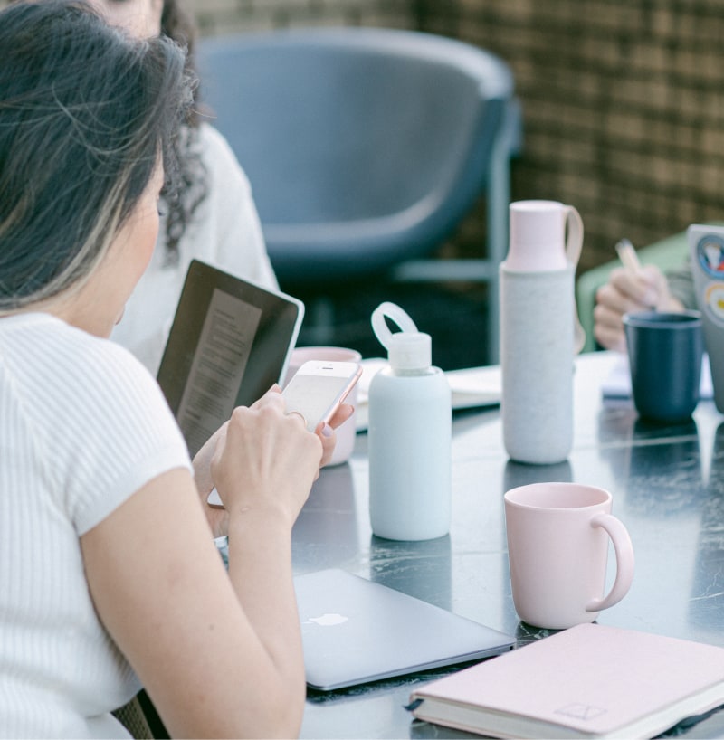 Frau arbeitet an Ihrem Smartphone in einem Cafe